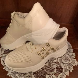 New without tags size 11 shoe dazzle cream color sneaker